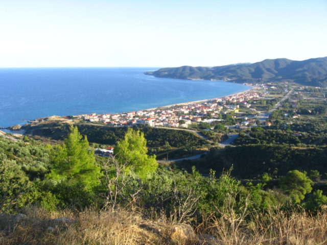 Sarti falu az öbölben